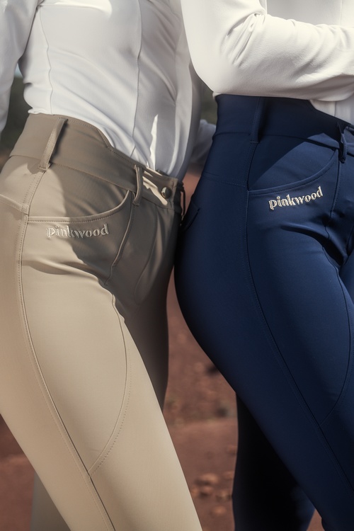 Détail des pantalons Pinkwood beige et bleu navy